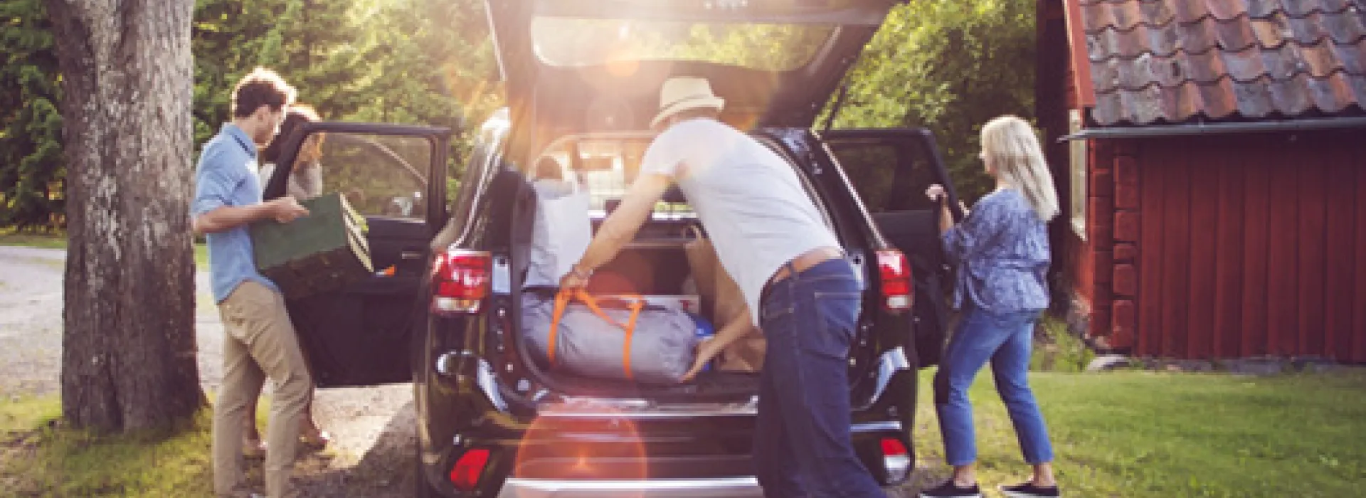 Gezin laadt auto met koffers